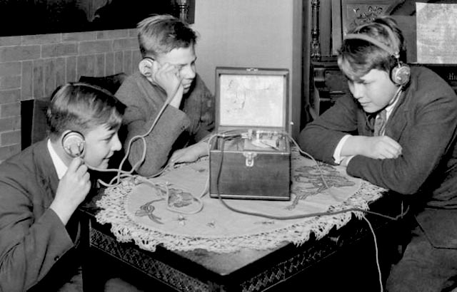 escuchando la radio 1940