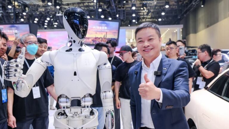 Robot humanoide en una fábrica automatizada de automóviles en China.